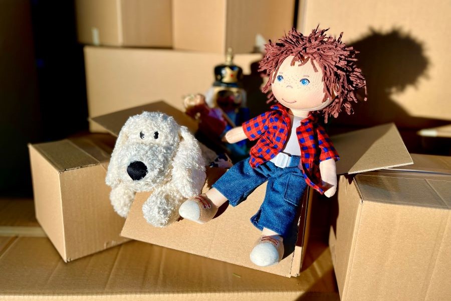 Zwei Theaterpuppen - ein Junge und ein Hund auf Papierkisten