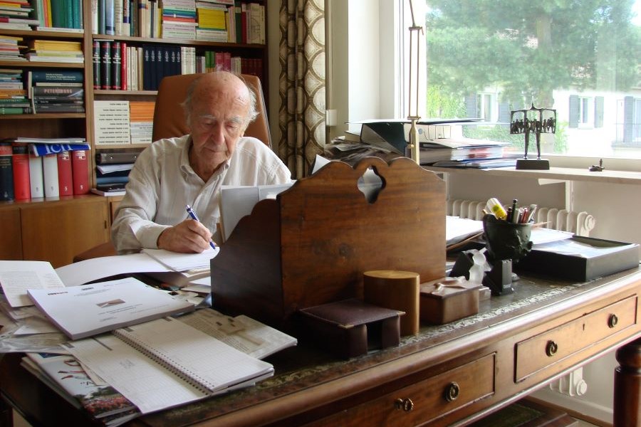 Karl Dedecius w swoim gabinecie_Ernest Kuczynski900x600