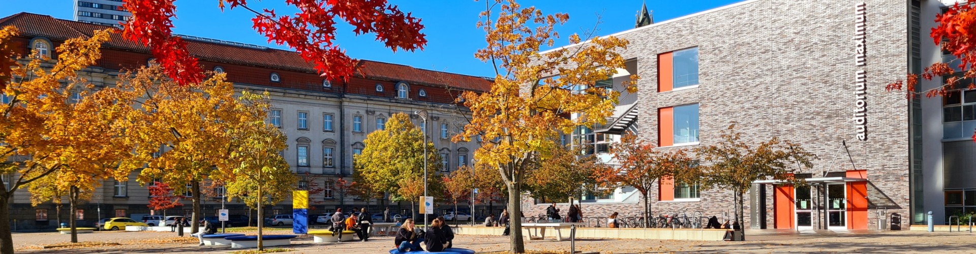 Viadrina Campusplatz im Herbst