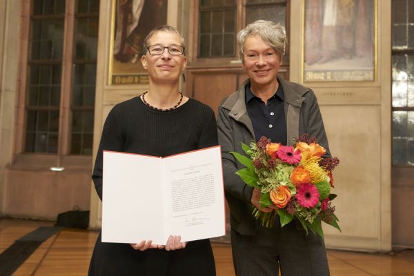 600_Preistraegerin_Claudia_Dathe_und_Kulturdezernentin_Ina_Hartwig_Copyright_Alexander_Englert
