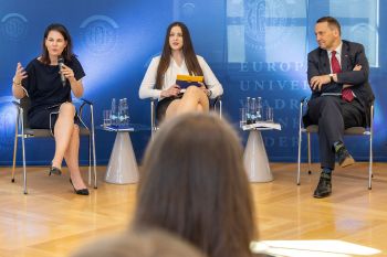 Annalena Baerbock und Radoslaw Sikorski diskutieren mit Studierenden an der Viadrina