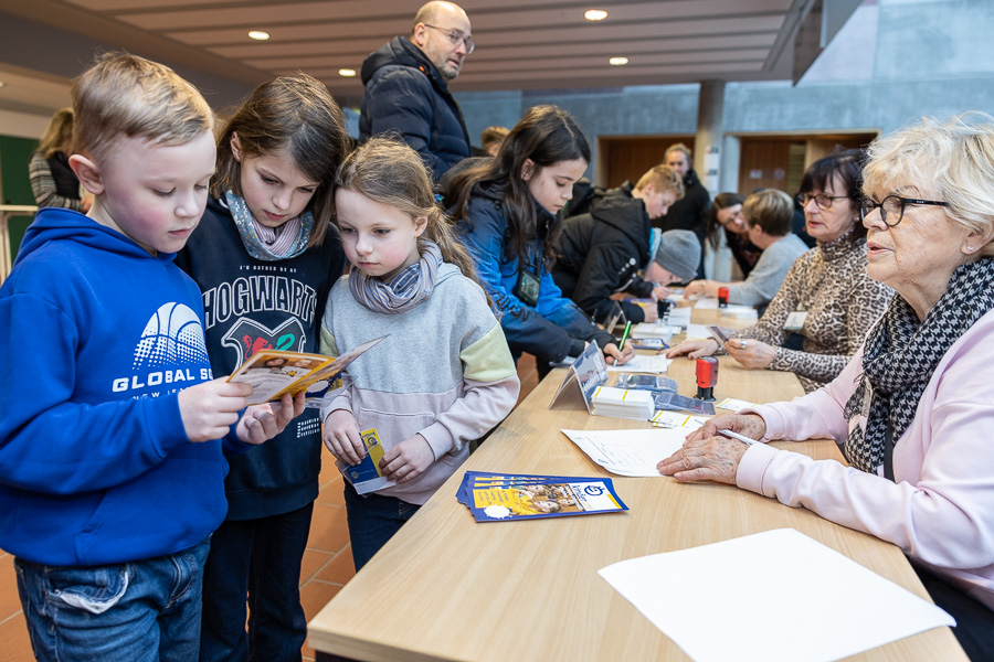 Kinder melden sich für die Vorlesung an Kinder melden sich für die Vorlesung an