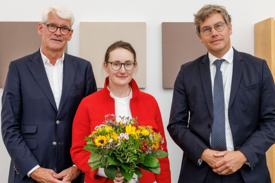 Ernennung Prof. Dr. Jelena von Achenbach - mit Präsident Mühle (li.) und Dekan Lahusen