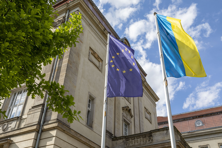 Flaggen-EU+Ukraine-Ehrenhof_UV_7574