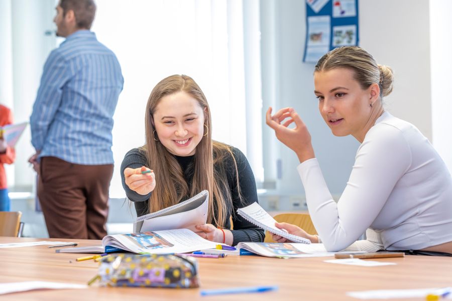 Studierende am Tisch