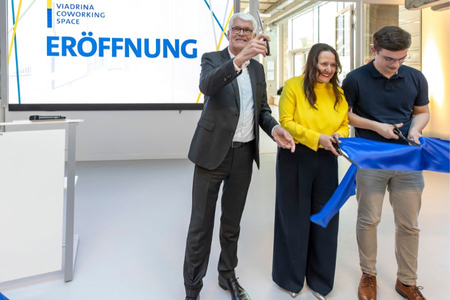 Präsident Prof. Dr. Eduard Mühle, Wissenschaftsministerin Dr. Manja Schüle und Jendrick Fabisch, studentisches Mitglied im Präsidialkollegium, zerschneiden ein blaues Band zur Eröffnung des Viadrina Coworking Space