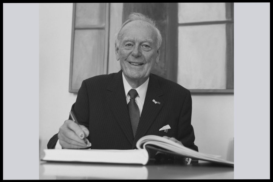 Gründungssenator Hermann Grimmeiss trägt sich 2016 in das Gästebuch der Viadrina ein