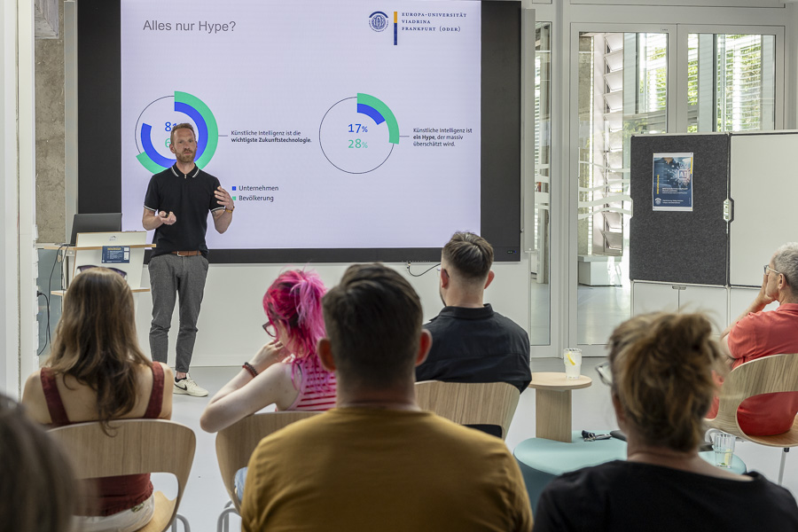 Dr. Erik Hermann beim Vortrag im Coworking Space der Viadrina