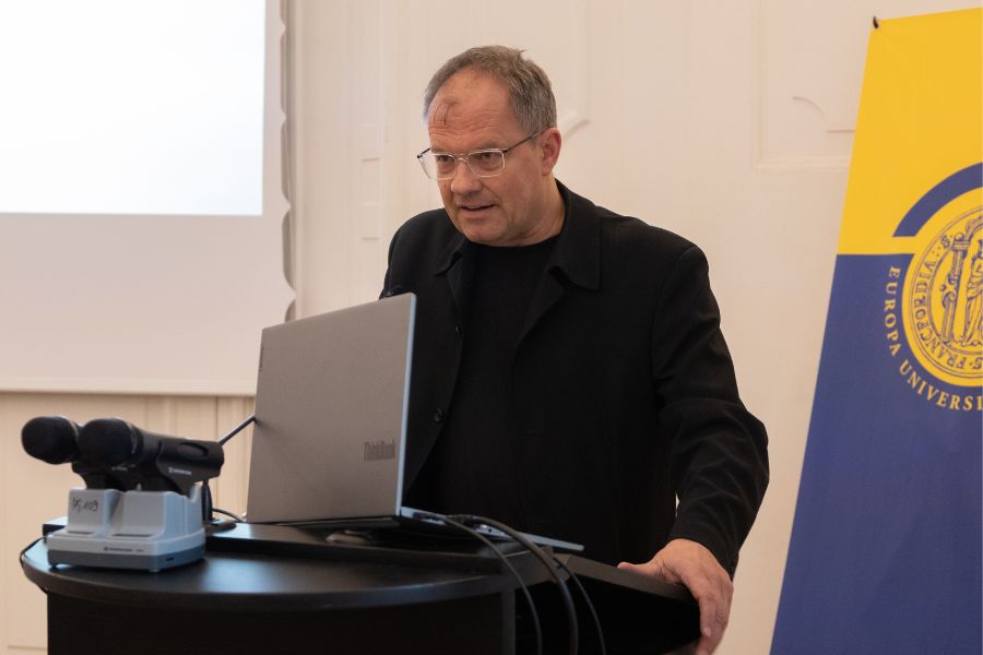 Prof. Dr. Timm Beichelt spricht bei der Abschiedsvorlesung von Prof. Dr. Klaus Weber im Senatssaal der Viadrina