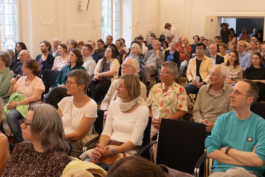 Publikum hört aufmerksam bei der Abschiedsvorlesung von Prof. Dr. Klaus Weber an der Viadrina zu