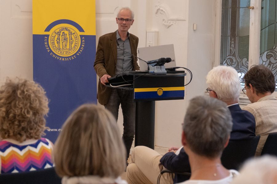 Klaus Weber spricht bei seiner Abschiedsvorlesung an der Viadrina