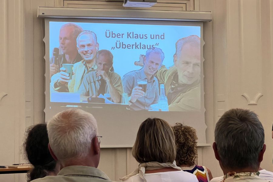 Titelbild der Power-Point-Präsentation "Über Klaus und Überklaus" von seinen Mitarbeitenden