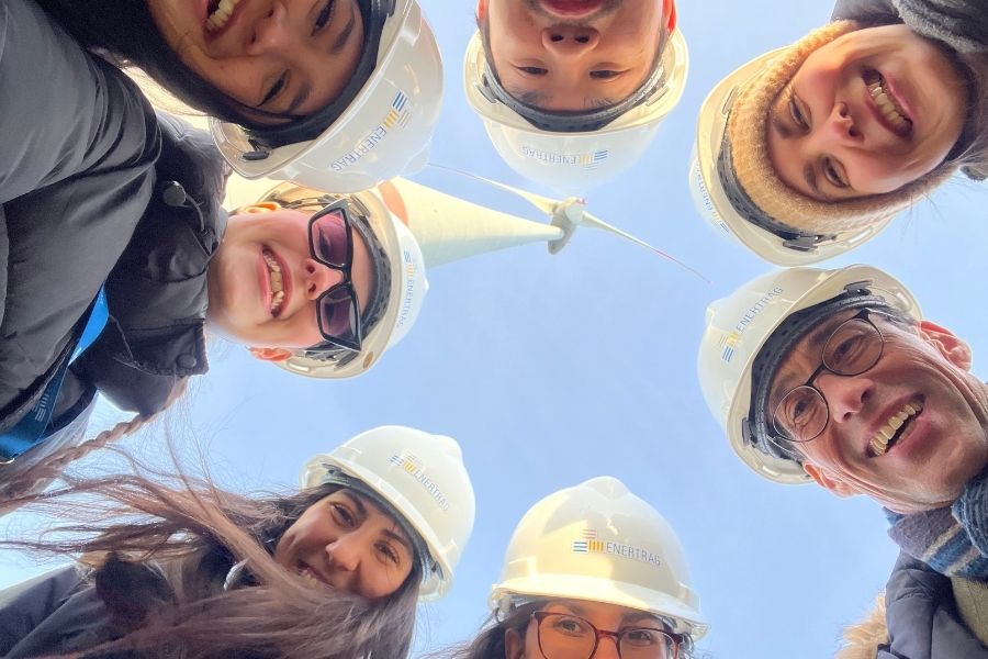 Wiwi-Studierende machen Selfie mit Prof. Dr. Albrecht Söllner beim Windkraftunternehmen ENERTRAG
