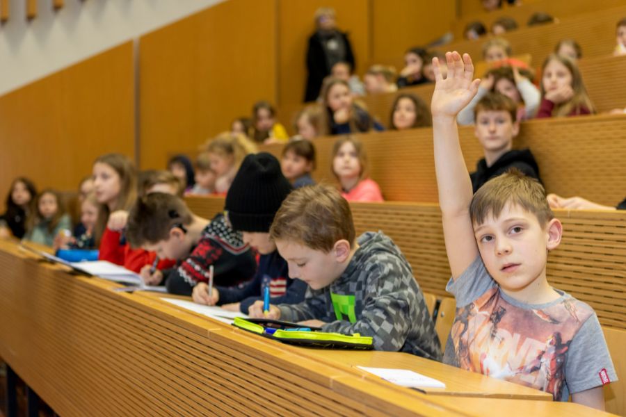 Eine Junge meldet sich bei der Kinder-Uni an der Viadrina 2023