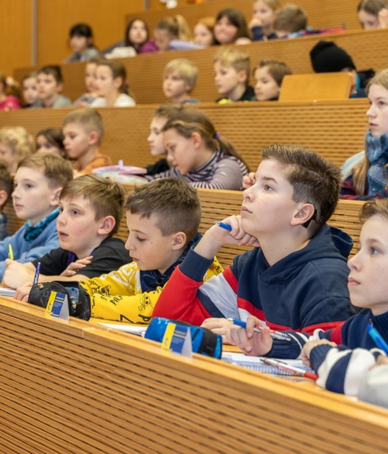 Kinder im Hörsaal