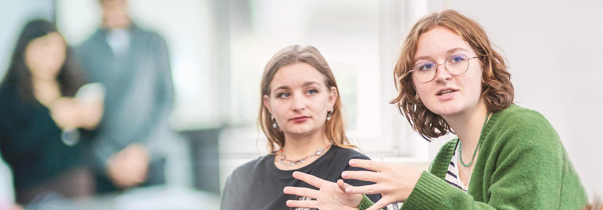 Students discuss topics around conflict and negotiation at the Viadrina