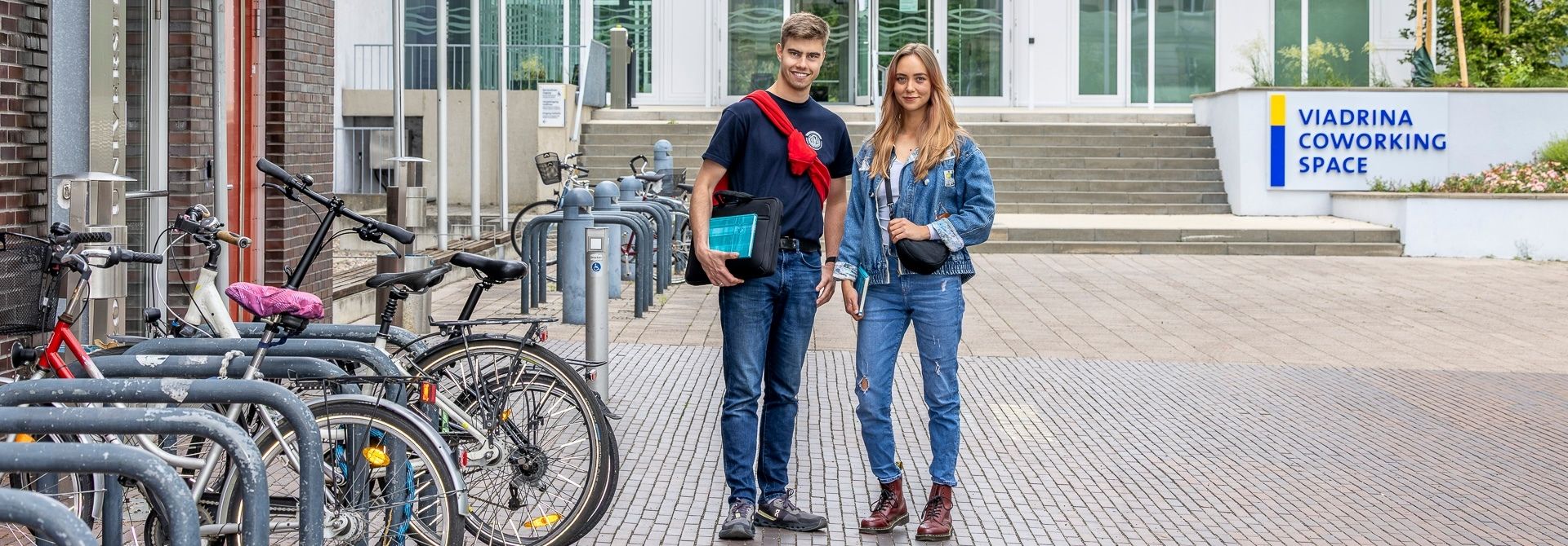 zwei Viadrina-Studierende auf dem Campusplatz vor dem Viadrina Coworking Space