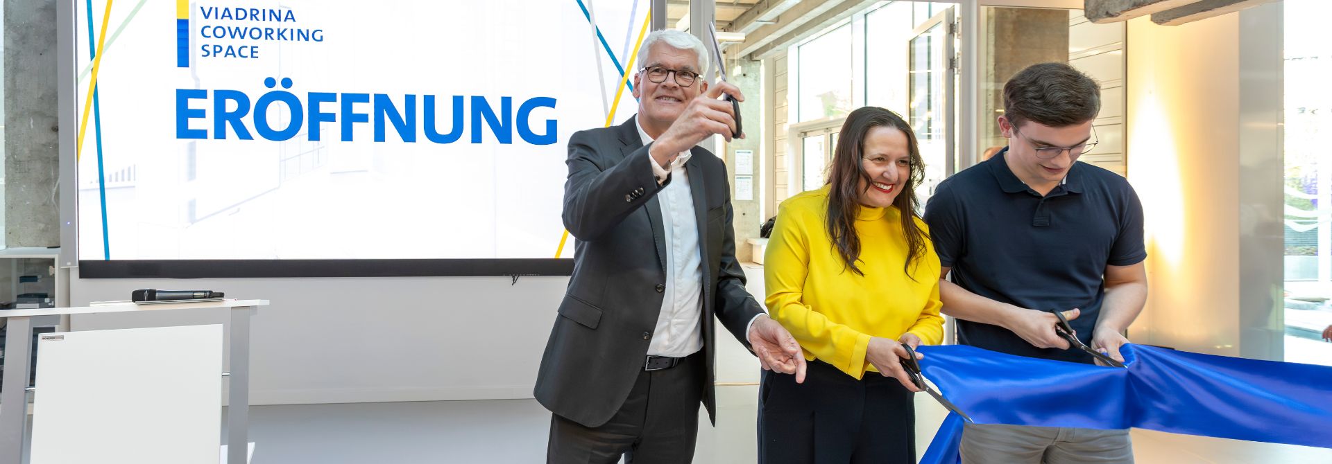 President Prof. Dr. Eduard Mühle, Science Minister Dr. Manja Schüle and Jendrick Fabisch, student member of the Presidential Board, cut a blue band for the opening of the Viadrina Coworking Space