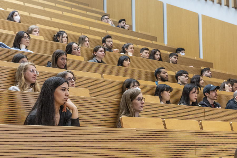 Students sit in the rows of a Viadrina lecture theatre