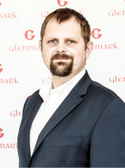 dr Oskar Filipowski z tłem na strone