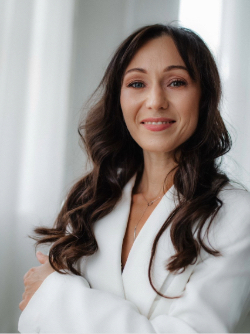 Kateryna Datsko z tłem na strone 
