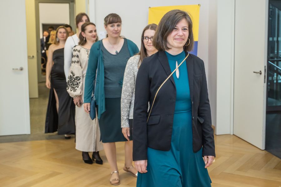 Alumni der Kulturwissenschaftlichen Fakultät beim Graduation Day 2024