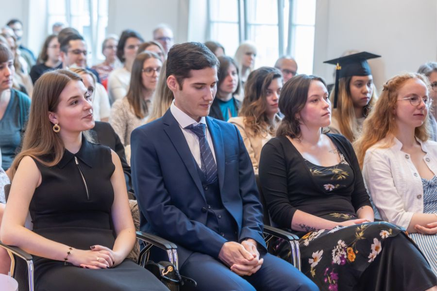 Alumni der Kulturwissenschaftlichen Fakultät beim Graduation Day 2024