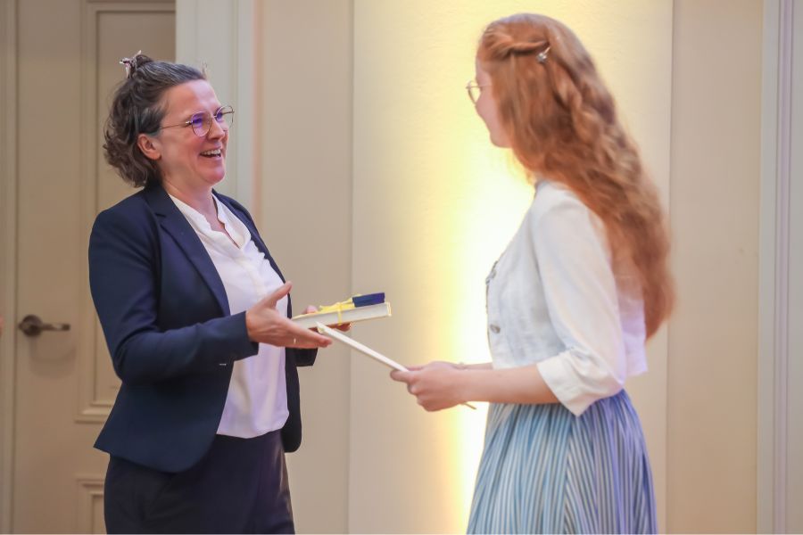 Alumni der Kulturwissenschaftlichen Fakultät beim Graduation Day 2024