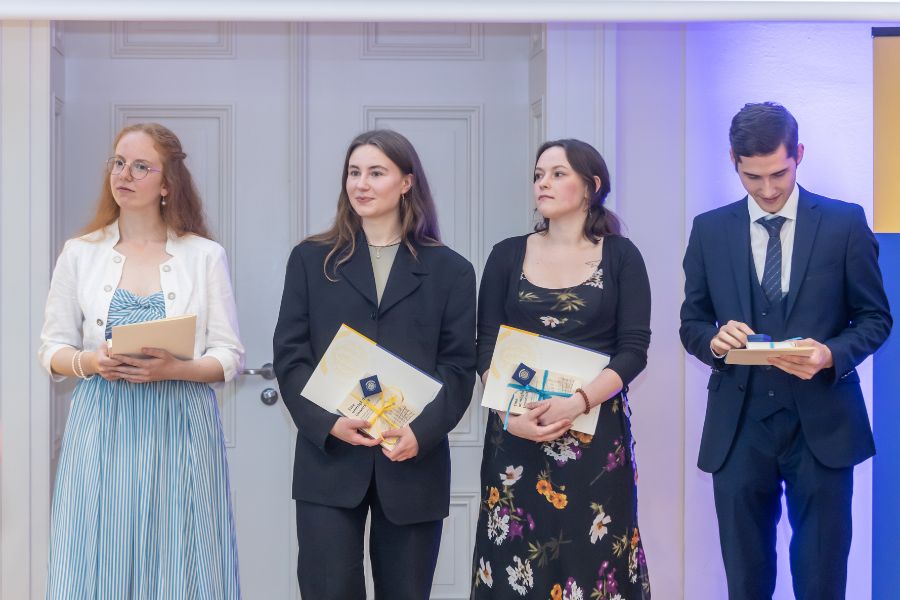 Alumni der Kulturwissenschaftlichen Fakultät beim Graduation Day 2024