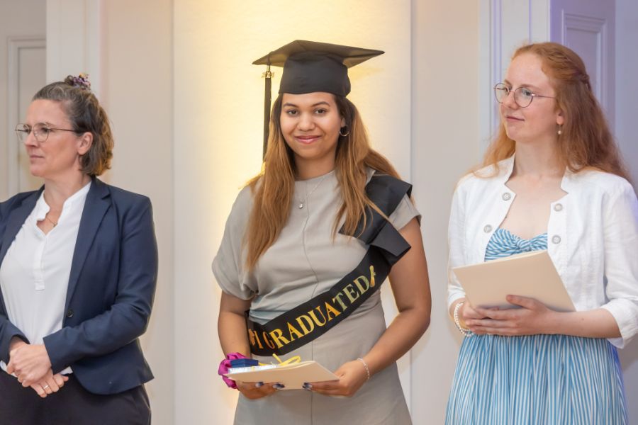 Alumni der Kulturwissenschaftlichen Fakultät beim Graduation Day 2024