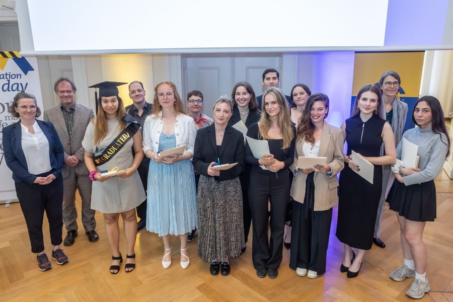 Alumni der Kulturwissenschaftlichen Fakultät beim Graduation Day 2024