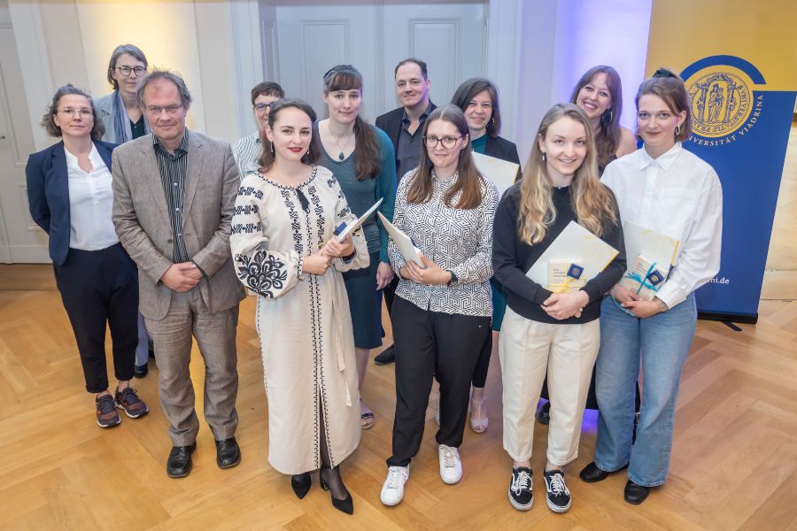 Alumni der Kulturwissenschaftlichen Fakultät beim Graduation Day 2024