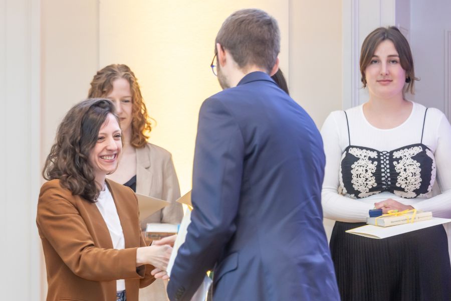 Alumni der Kulturwissenschaftlichen Fakultät beim Graduation Day 2024