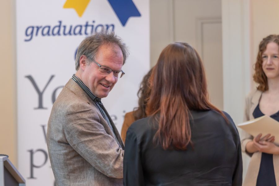 Alumni der Kulturwissenschaftlichen Fakultät beim Graduation Day 2024
