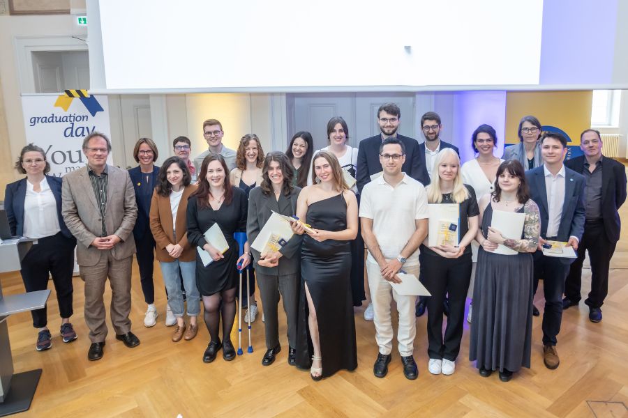Alumni der Kulturwissenschaftlichen Fakultät beim Graduation Day 2024