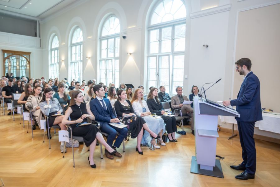 Alumni der Kulturwissenschaftlichen Fakultät beim Graduation Day 2024