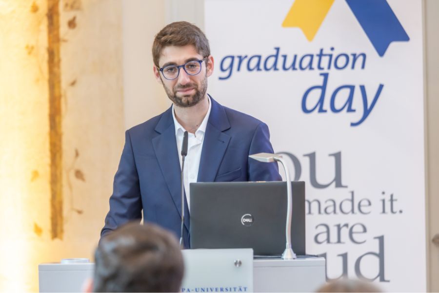 Alumni der Kulturwissenschaftlichen Fakultät beim Graduation Day 2024