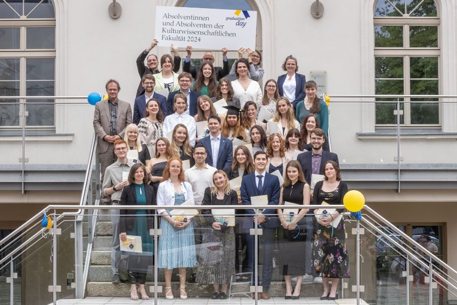 Alumni der Kulturwissenschaftlichen Fakultät beim Graduation Day 2024