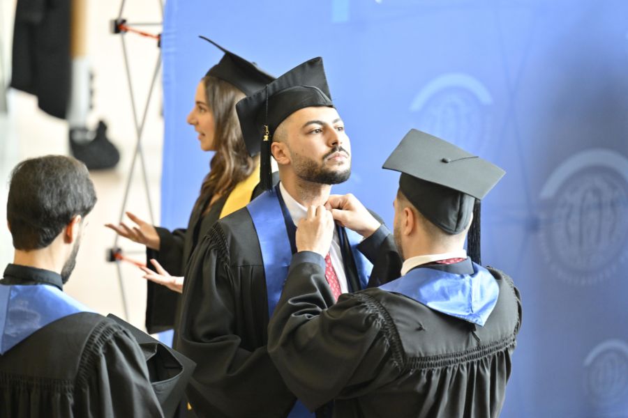 Graduierte der Wirtschaftswissenschaftlichen Fakultät beim Graduation Day 2024