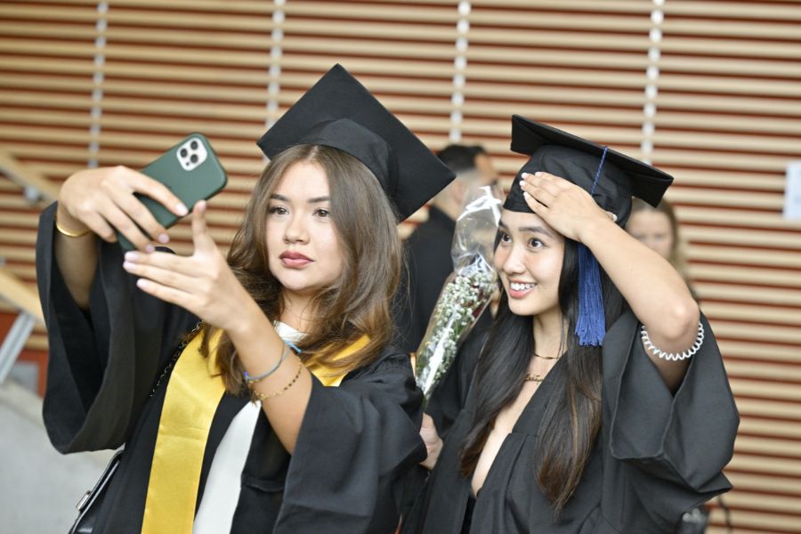 Graduierte der Wirtschaftswissenschaftlichen Fakultät beim Graduation Day 2024