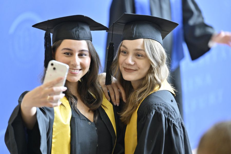 Graduierte der Wirtschaftswissenschaftlichen Fakultät beim Graduation Day 2024
