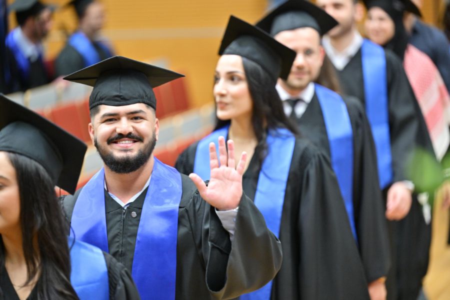 Graduierte der Wirtschaftswissenschaftlichen Fakultät beim Graduation Day 2024