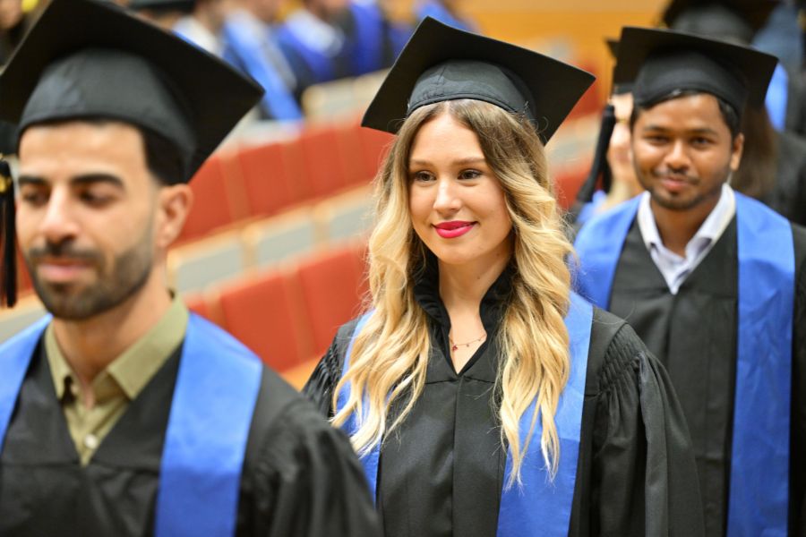 Graduierte der Wirtschaftswissenschaftlichen Fakultät beim Graduation Day 2024