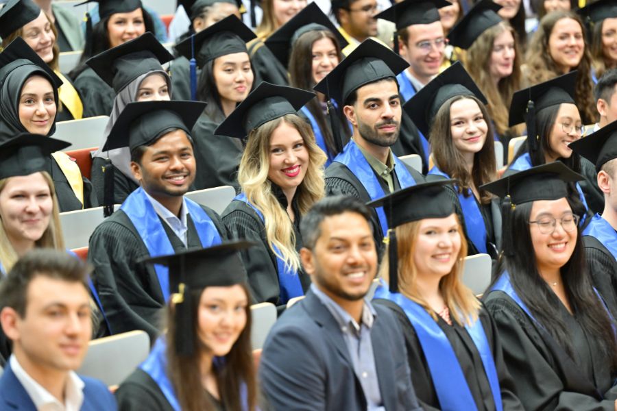 Graduierte der Wirtschaftswissenschaftlichen Fakultät beim Graduation Day 2024