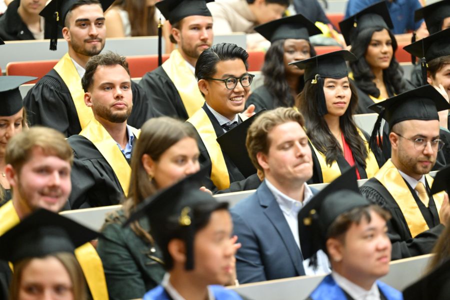 Graduierte der Wirtschaftswissenschaftlichen Fakultät beim Graduation Day 2024