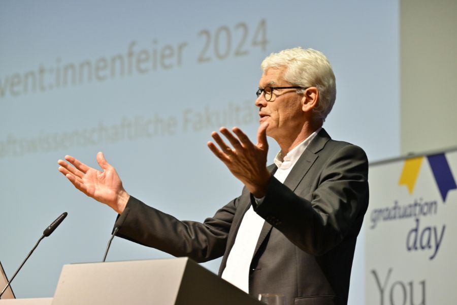 Graduierte der Wirtschaftswissenschaftlichen Fakultät beim Graduation Day 2024