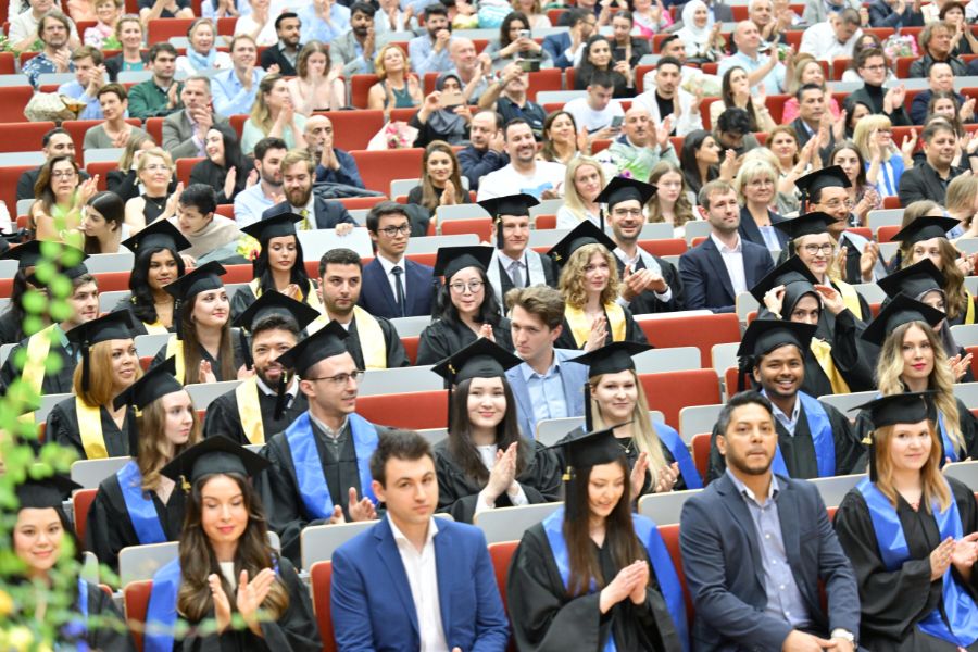 Graduierte der Wirtschaftswissenschaftlichen Fakultät beim Graduation Day 2024