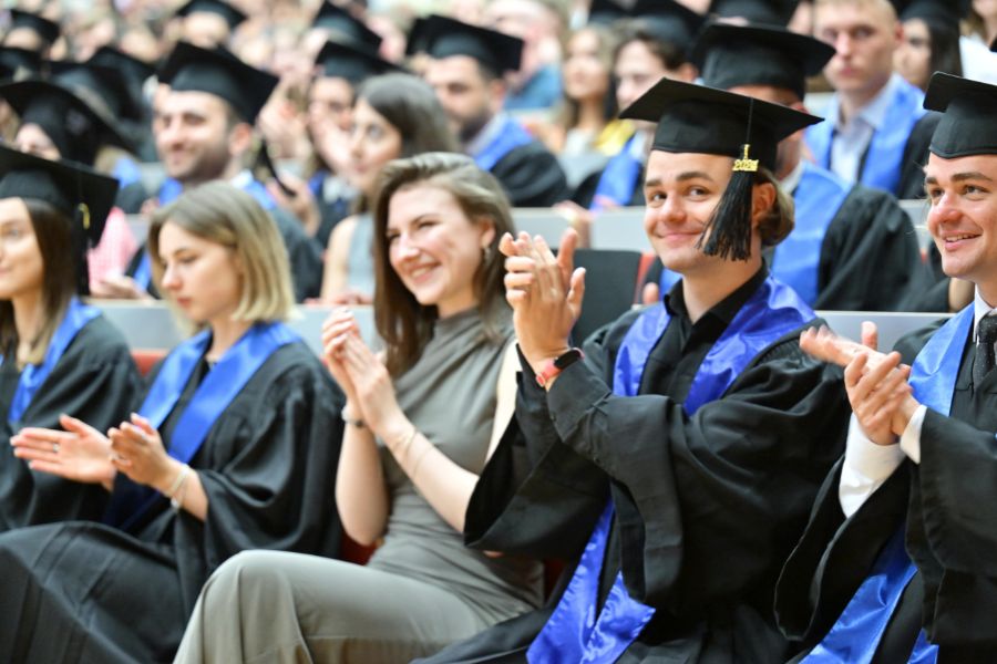 Graduierte der Wirtschaftswissenschaftlichen Fakultät beim Graduation Day 2024