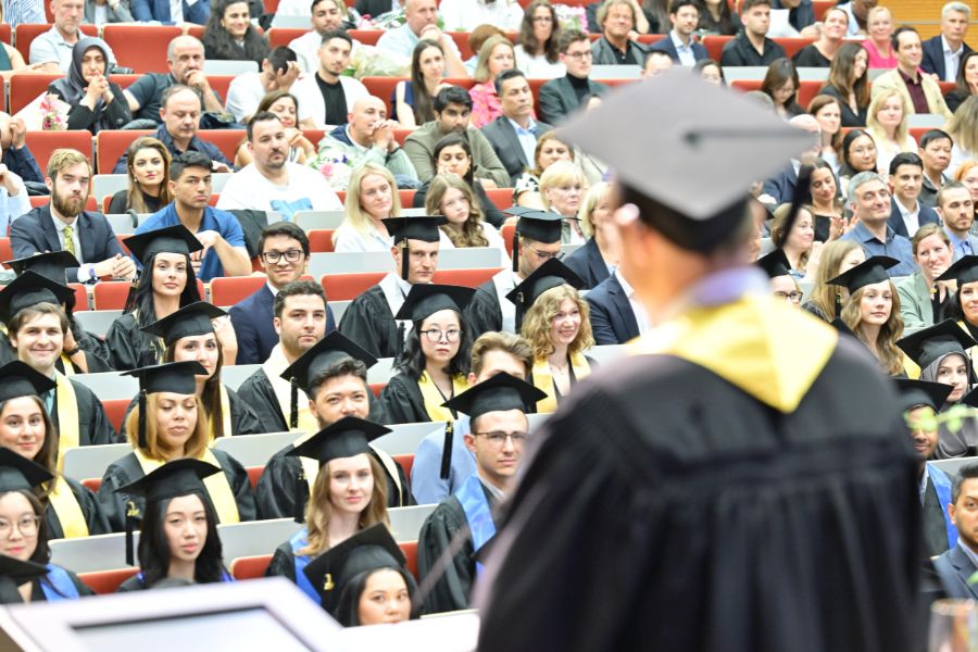 Graduierte der Wirtschaftswissenschaftlichen Fakultät beim Graduation Day 2024