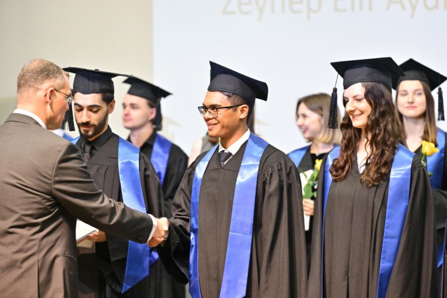 Graduierte der Wirtschaftswissenschaftlichen Fakultät beim Graduation Day 2024